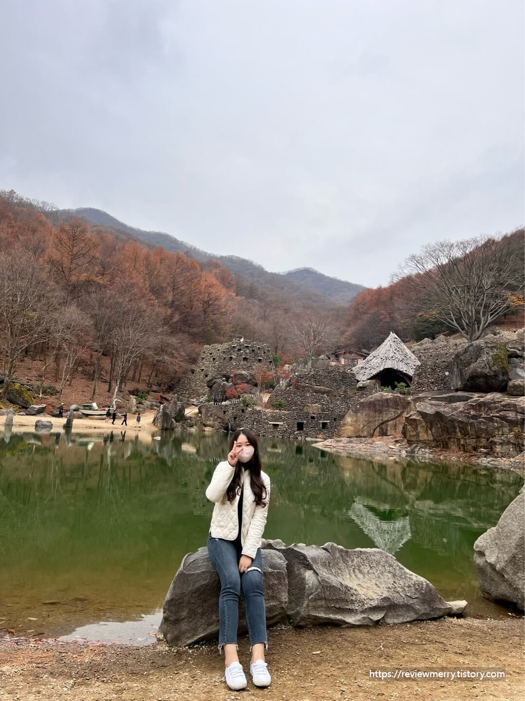 마고성 호수 앞 사진