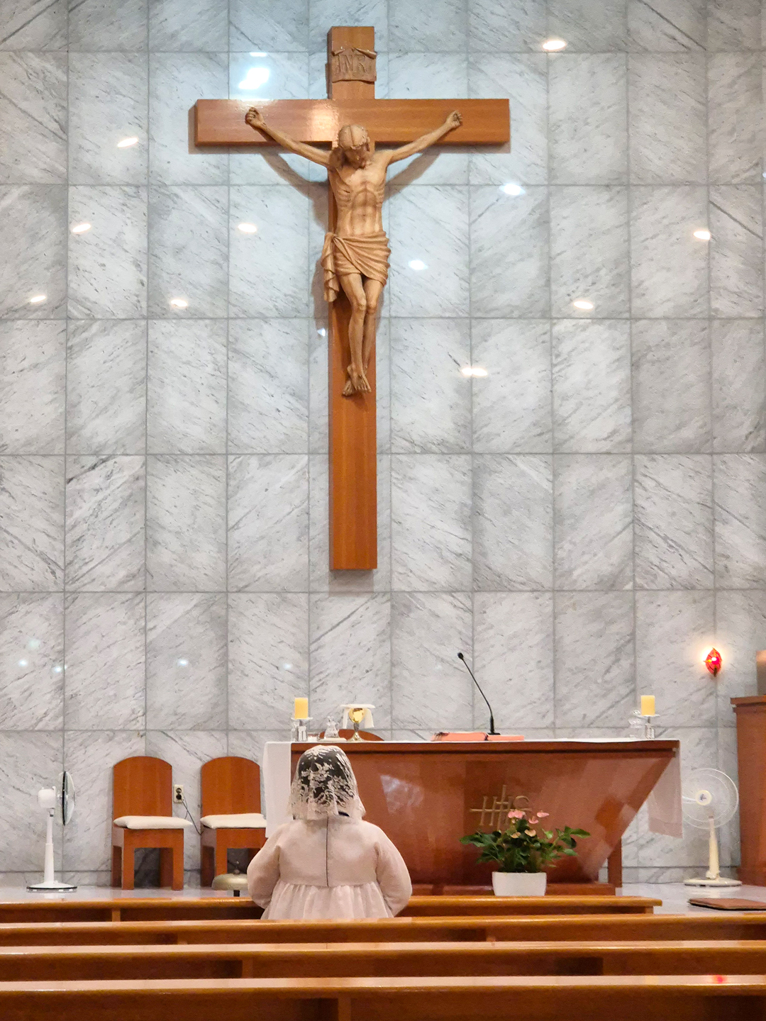 제주도 서귀포시 남원성당 십자고상 십자가 앞에 한복을 입은 천주교 신자