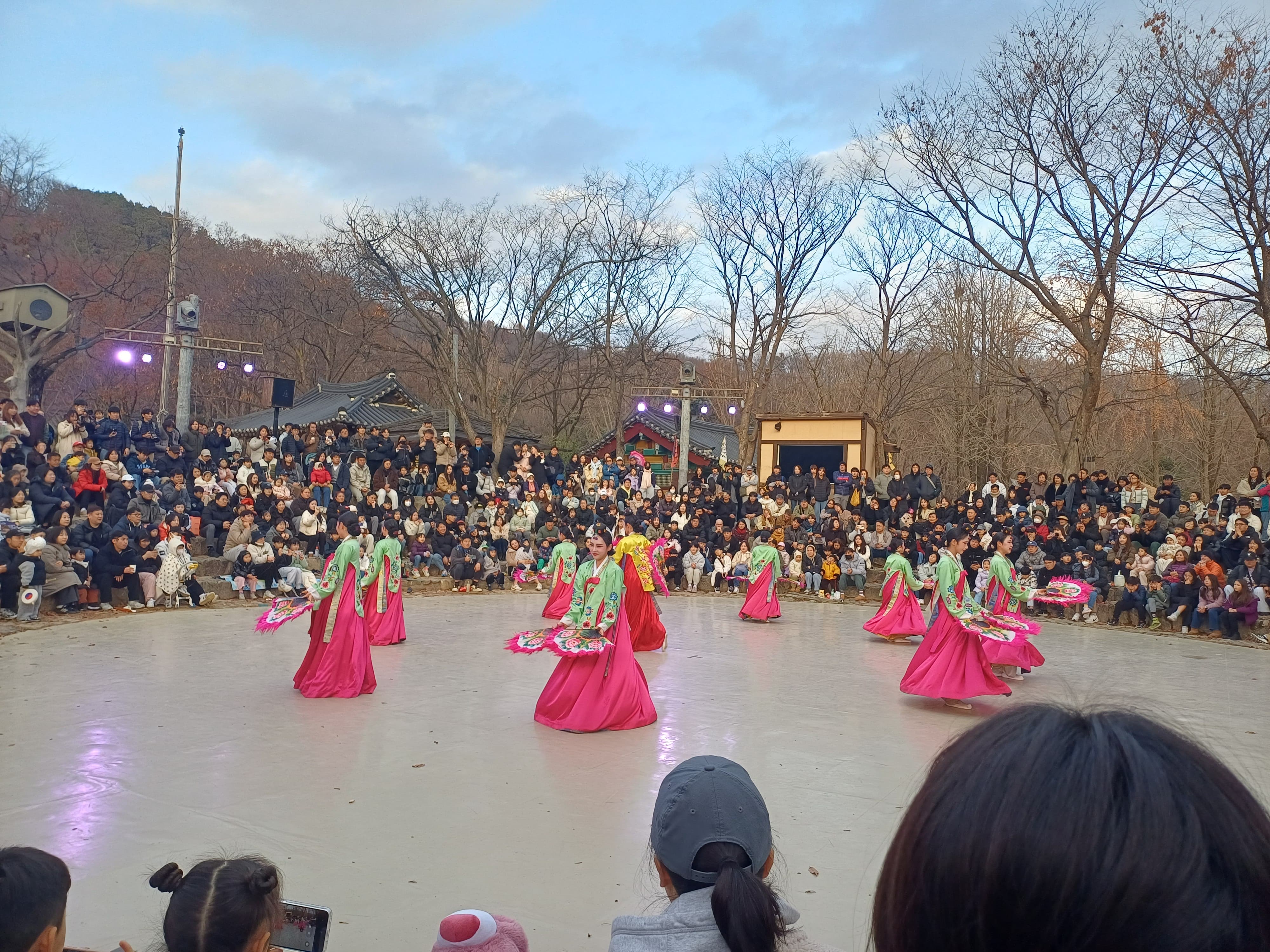 관객과 무용수가 함께 만든 원형 무대의 열기