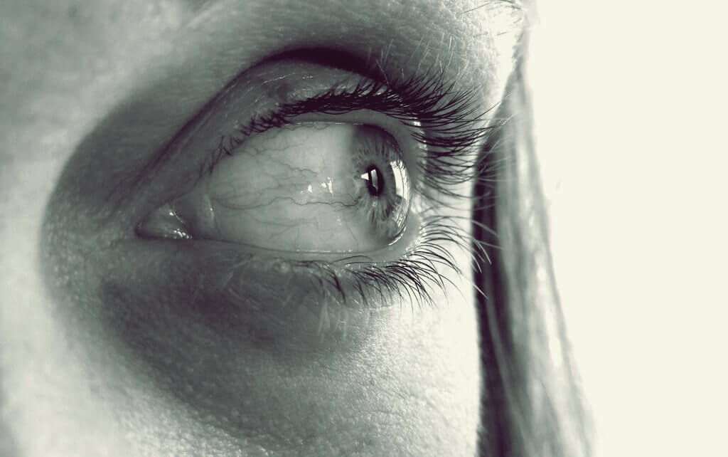 한쪽방향을-응시하는-여성의-눈