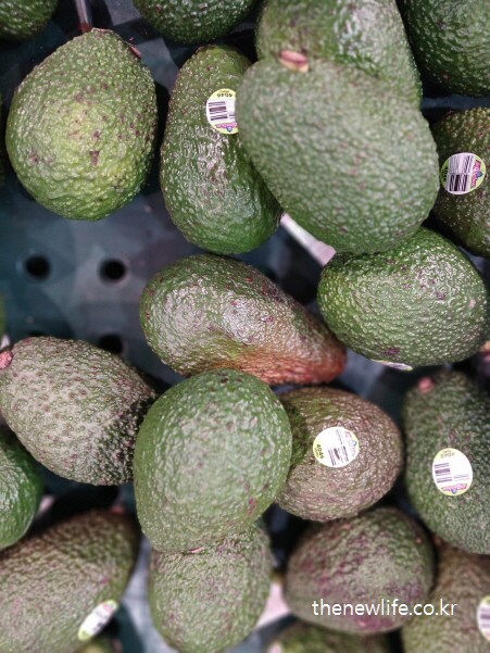 마트 진열대에 놓인 아보카도 – 마른비만 예방에 좋은 건강한 지방 식품