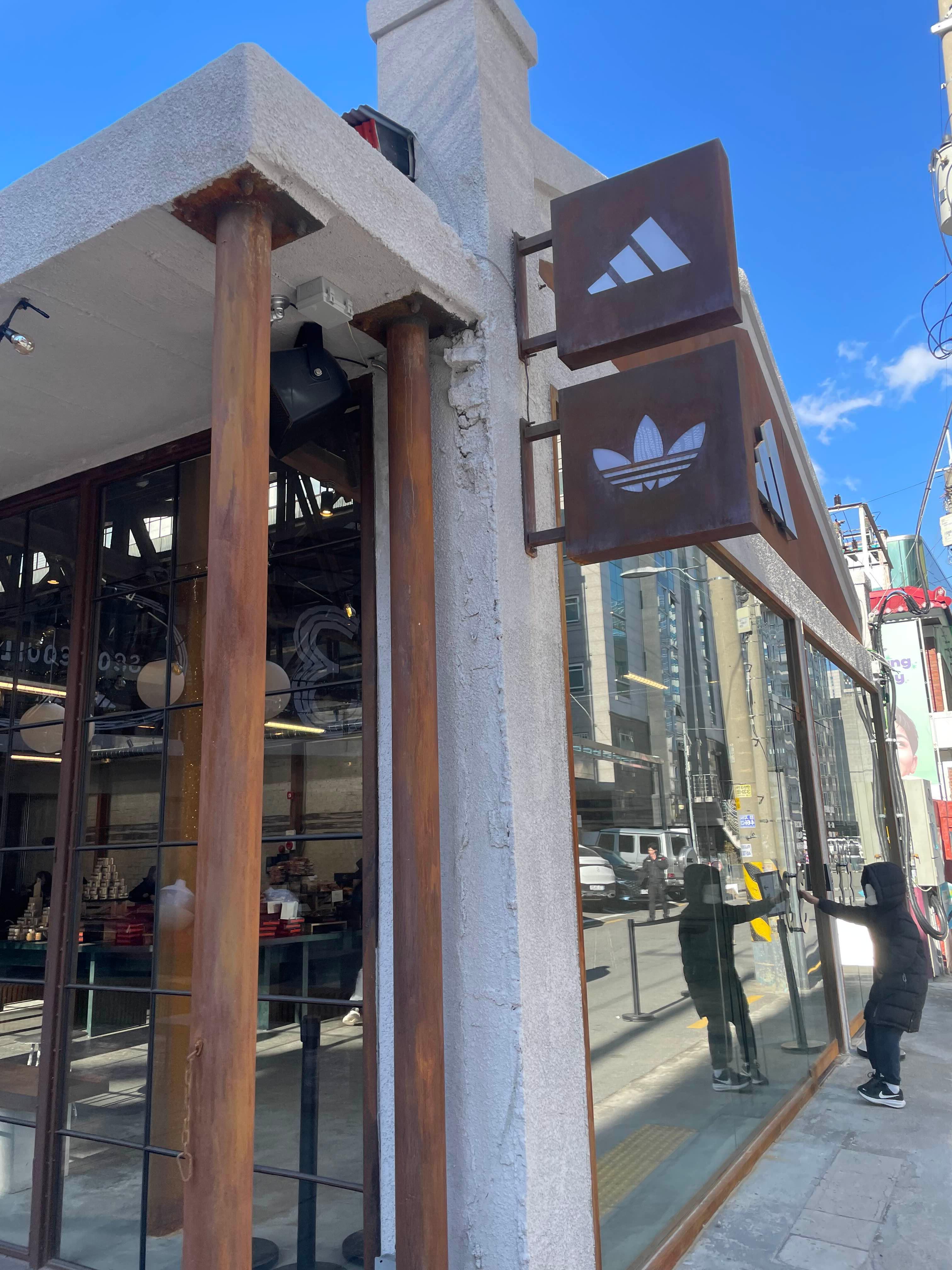 성수동 3 STRIPES 아디다스 카페