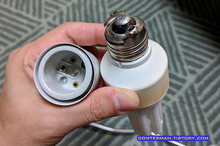 E26 전구 고정부품 파손