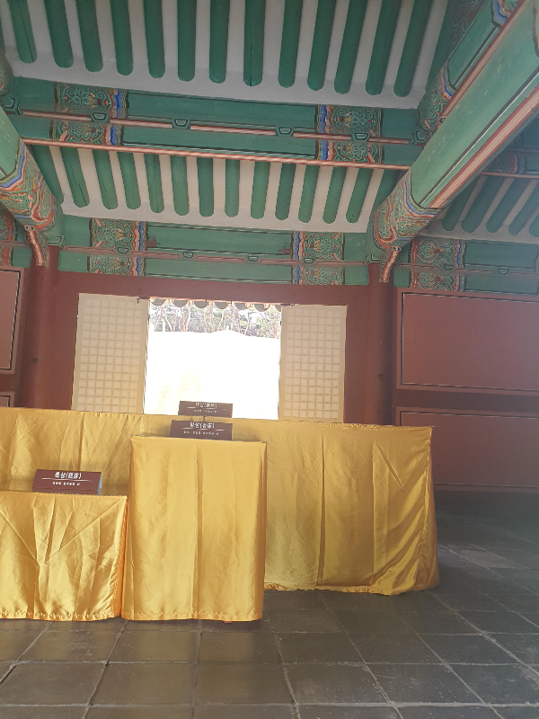 정자각 안쪽에는 노란 보자기로 쌓아 놓은 단들이 보인다.