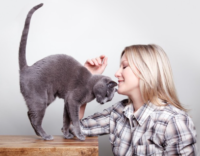 여자와 고양이.