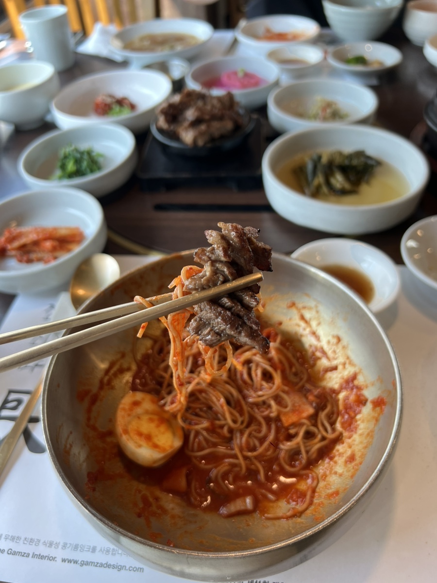 거대갈비 양념갈비와 비빔냉면 밑반찬