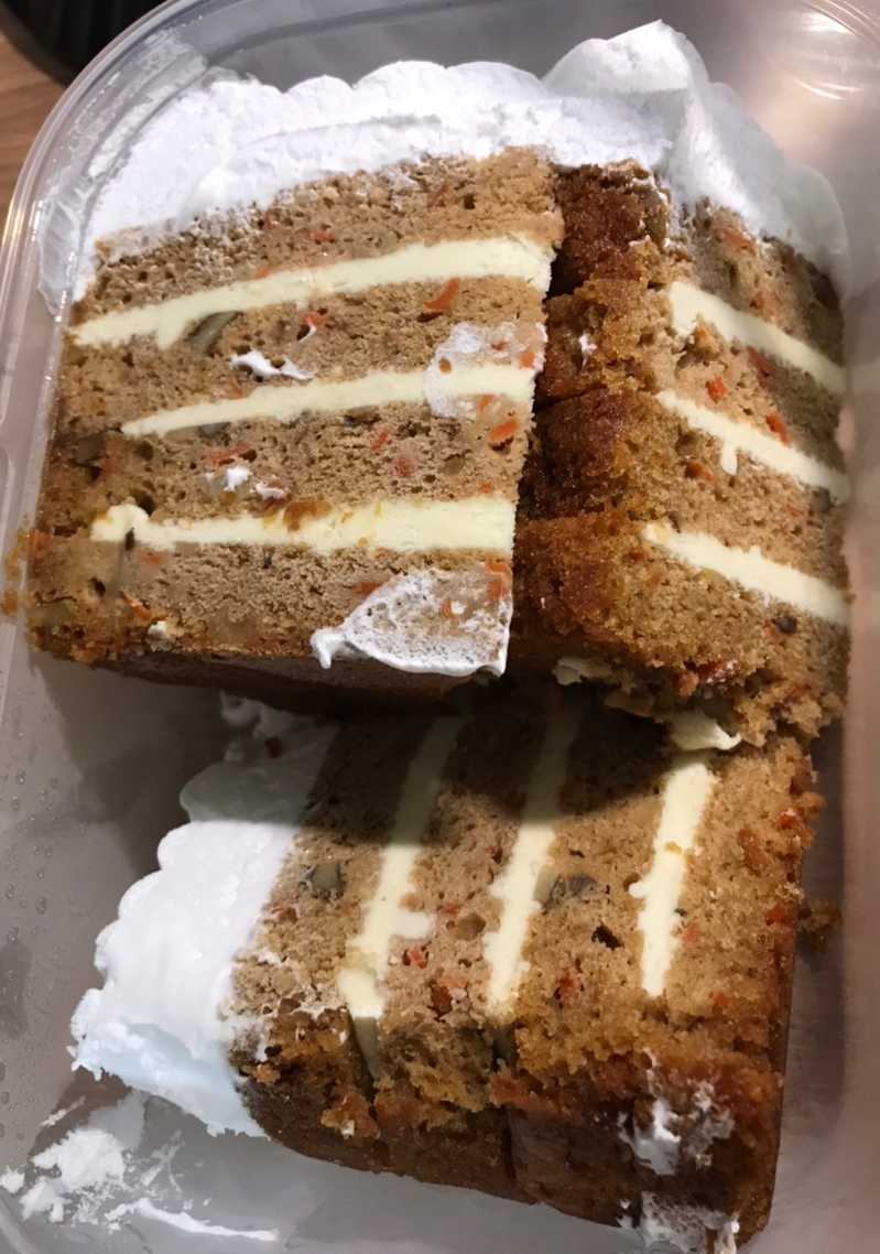 지유가오카 당근케이크를 조각으로 썰어서 통에 담아놓은 모습입니다.