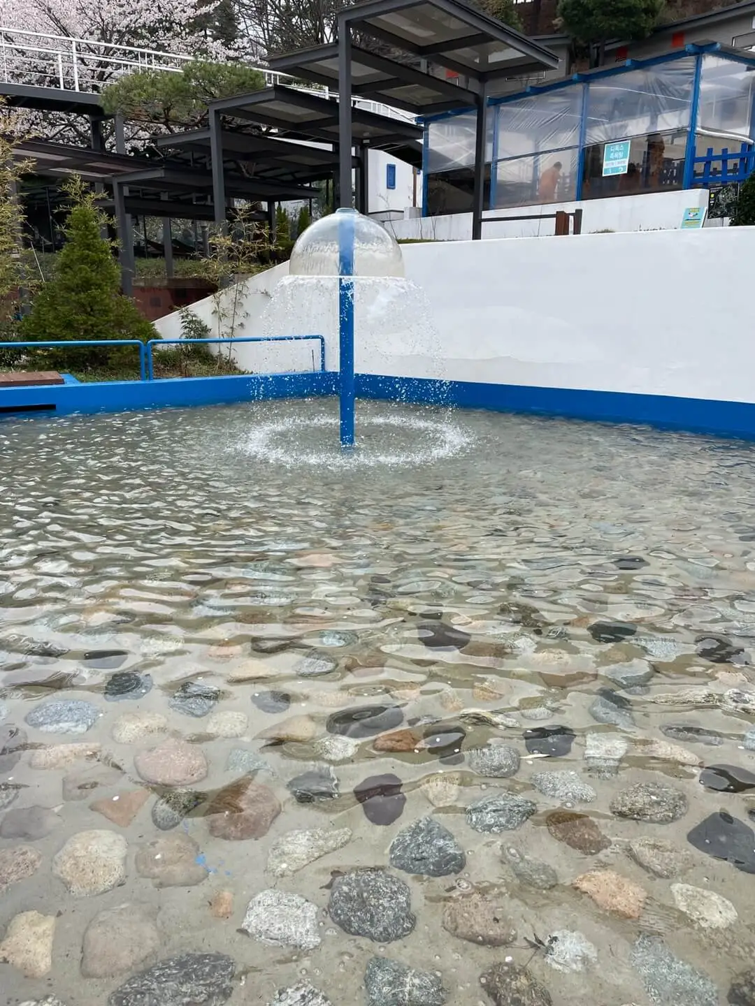 힐빙클럽 외부, 양쪽 길로 나뉘는 테라피 공간