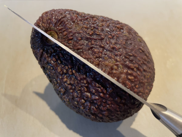 아보카도 세로로 길게 칼집 내서 자르기