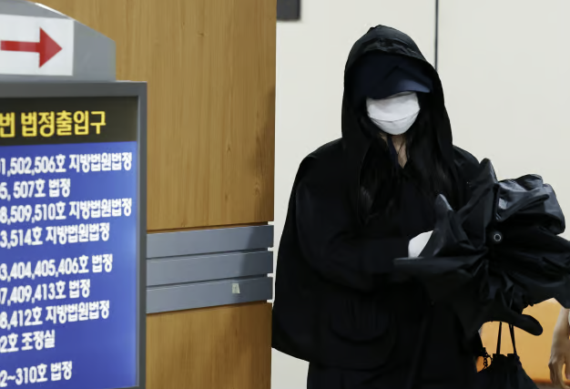 사이버 렉카 유튜브 채널 '탈덕수용소'의 운영자가 징역 4년을 선고받았다. 사진은 지난달 서울 서초구 서울중앙지방법원에서 열린 1심 선고 공판에 출석한 유튜버 탈덕수용소. /사진=뉴시스 박주아