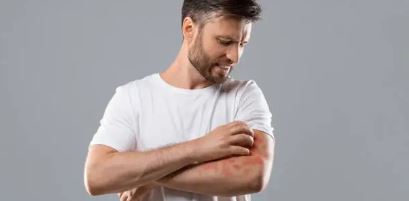 팔쪽 긁고있는 남자사진