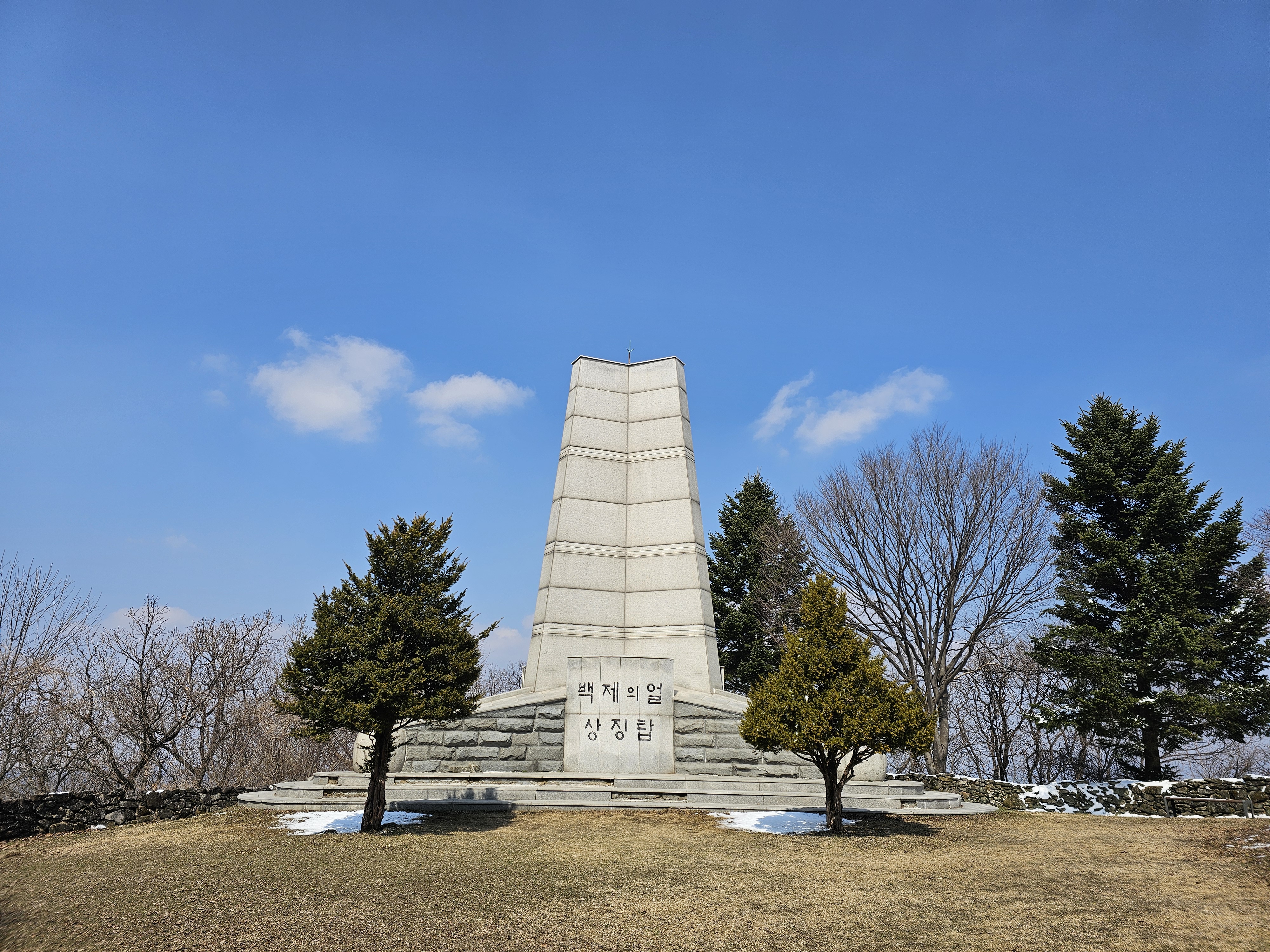 운주산 정상 백제의얼 상징탑 사진