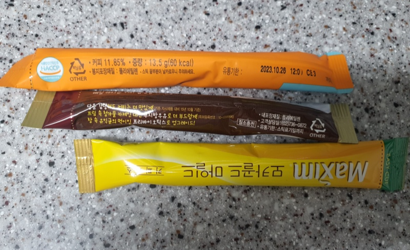 테이블-위의-여러가지-믹스커피