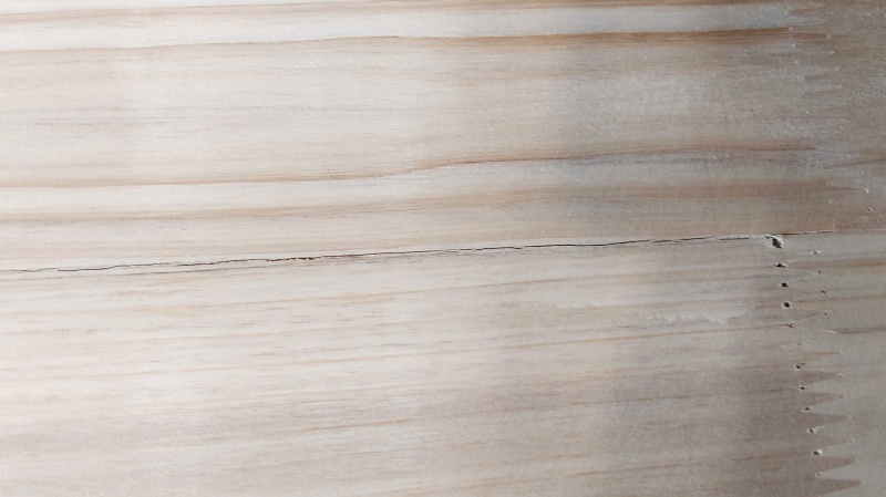 나무결을 따라 생긴 금