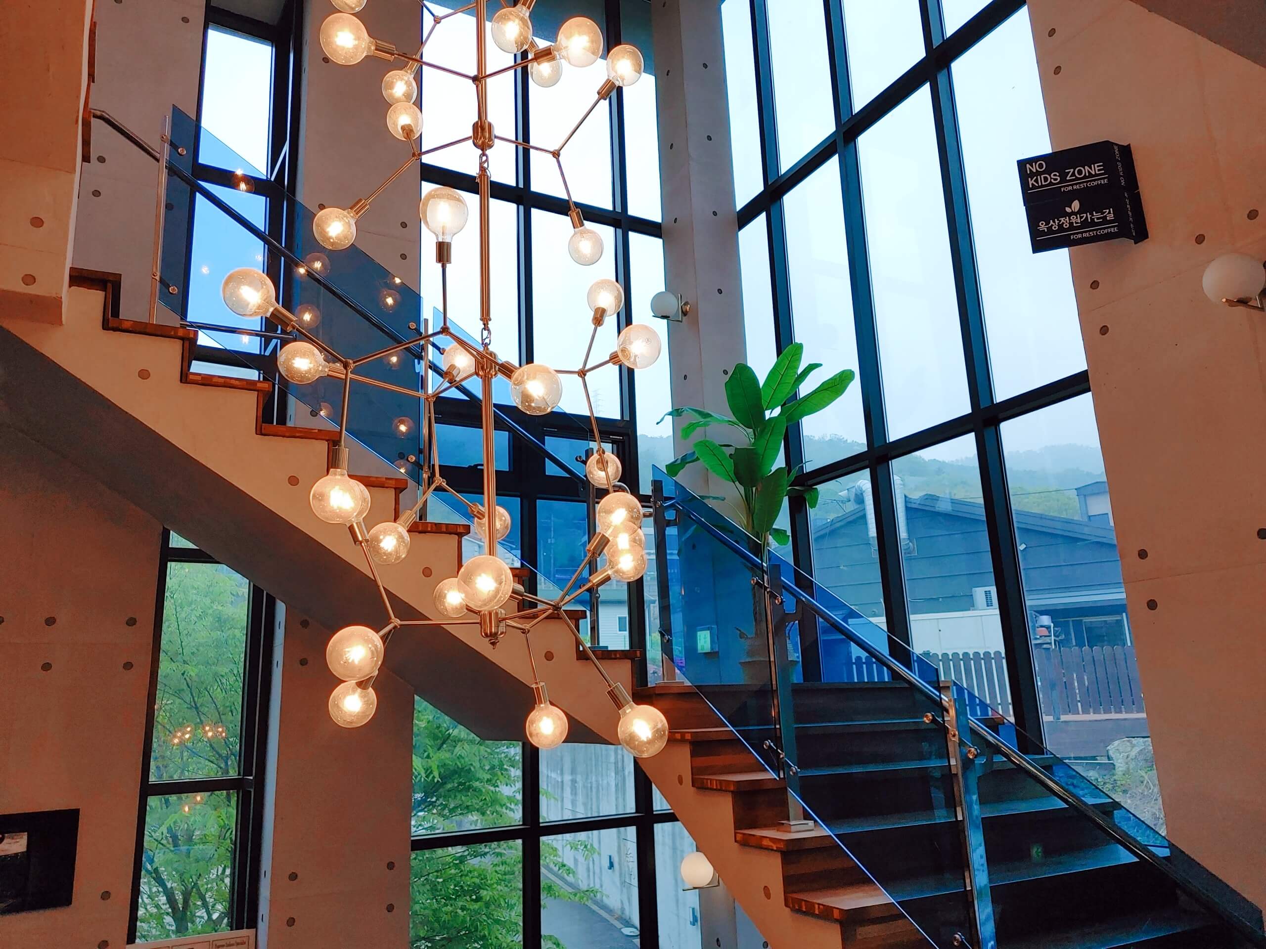 김해_포_레스트_커피_루프탑가는길