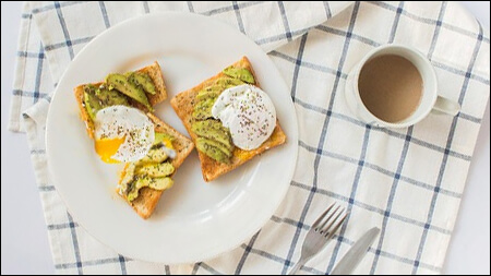 수란을 얹은 아보카도 토스트