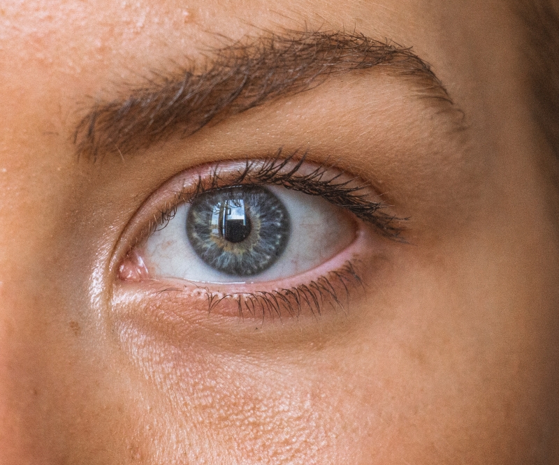 여성의 한쪽 눈이 보이는 사진