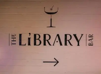 호주-시드니-여행-가이드가-추천한-분위기-좋은-술집-TOP3-더-라이브러리-바-로고-사진