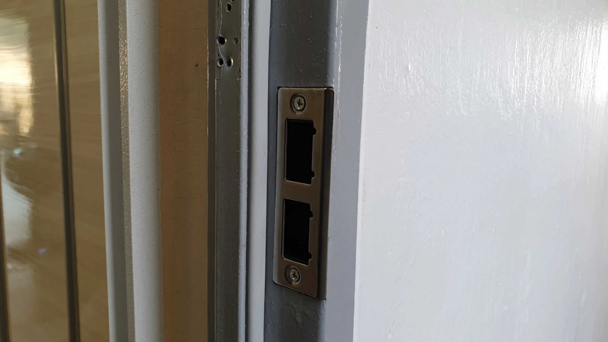 문틀 고정 부품