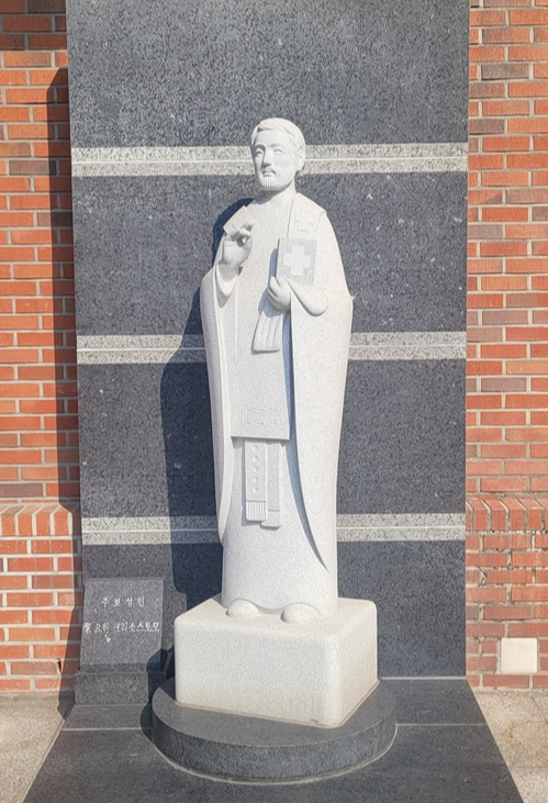서울 양천성당의 주보성인이신 요한 크리소스토모(요한 금구) 성인 석상입니다.
