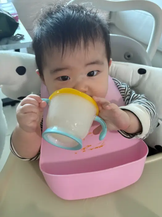 빨대컵 가지고 노는 아이