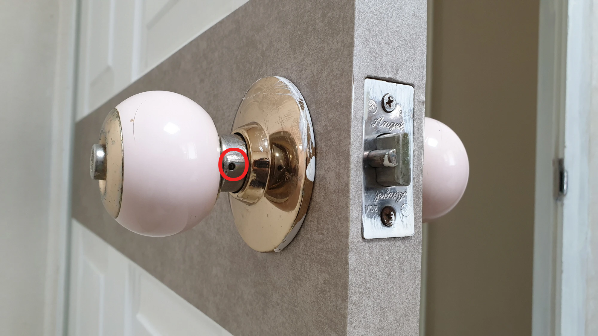 구형 방문 손잡이 모습