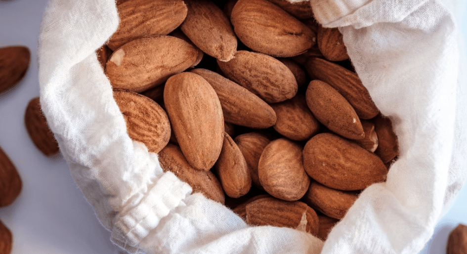 봉지에 들어 있는 아몬드