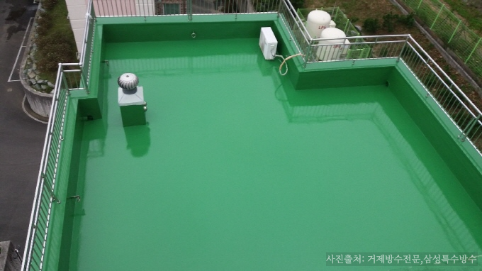 건물의 옥상에 방수 페인트가 발라져있다