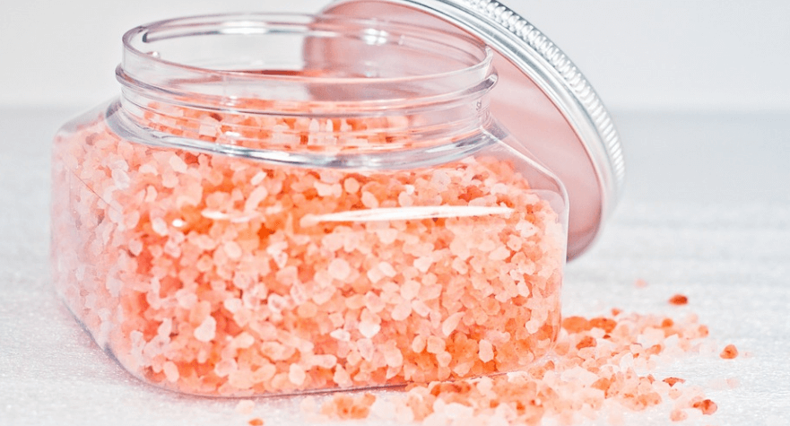 편도선이 붓는 이유로 목 통증을 완화하기 위한 소금물 가글이 준비되어 있다