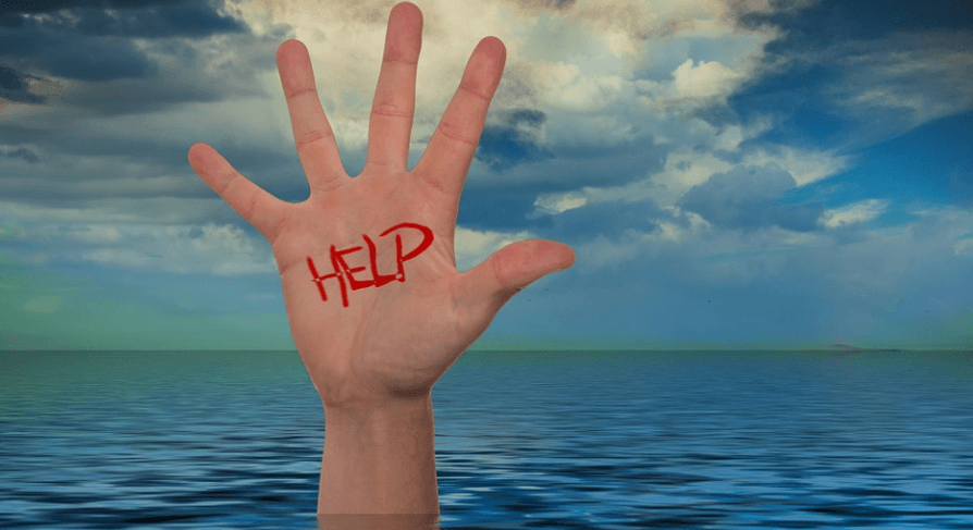 손이 붓는 이유로 손바닥에 헬프라는 글씨를 적어 놓았다