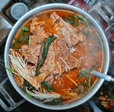 [생생정보 2428회] 용산감자탕 방문기 &ndash; 11,000원 감자탕 맛, 가성비 어땠나
[생생정보 2428회] 용산감자탕 방문기 &ndash; 11,000원 감자탕 맛, 가성비 어땠나