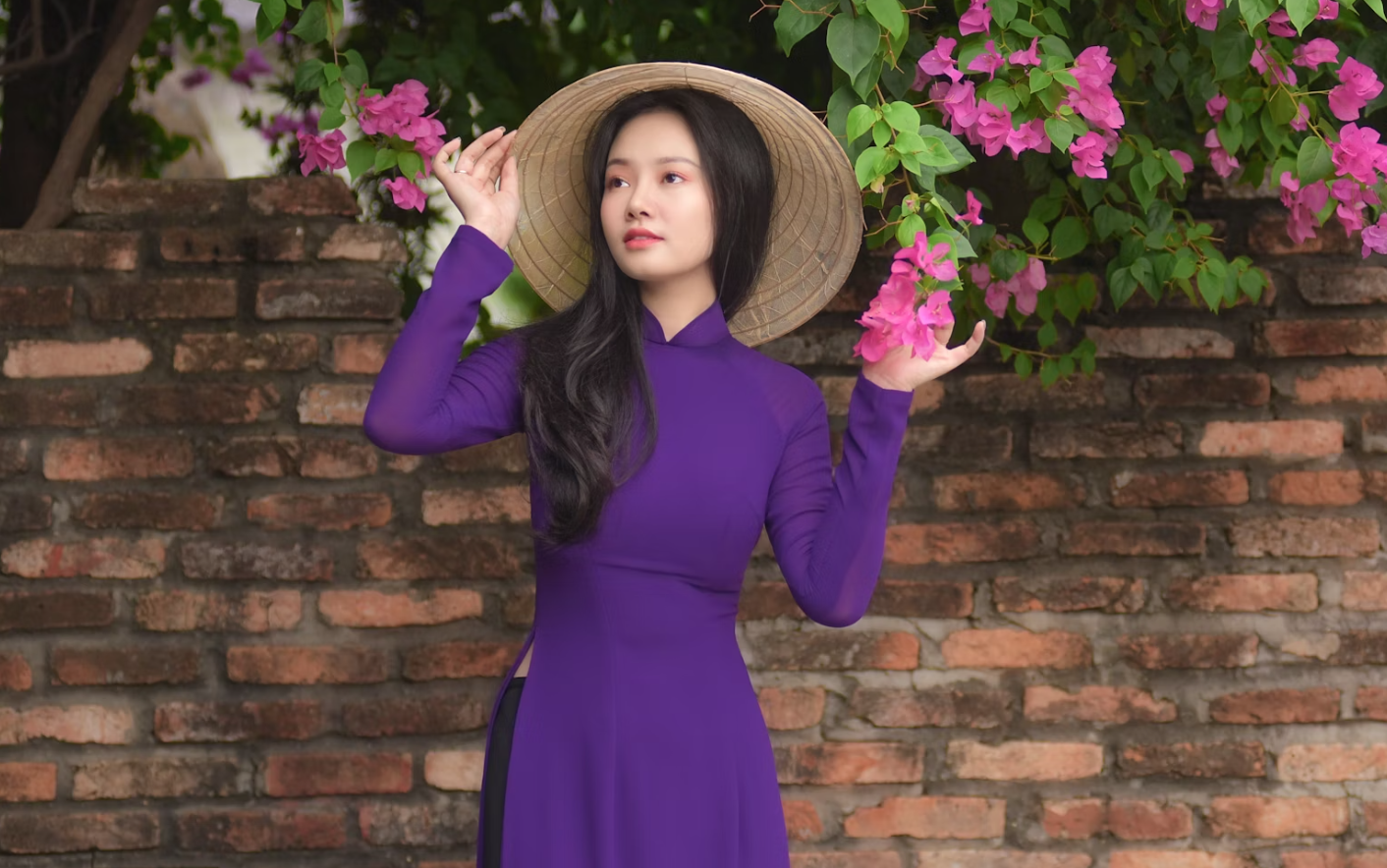보라색 아오자이를 입은 여자