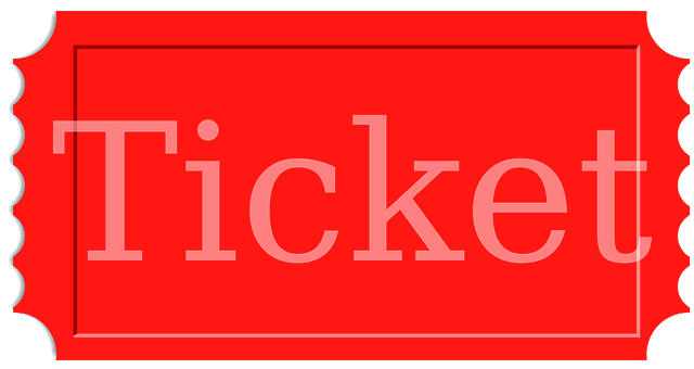 빨간색 티켓이 있다. 분홍색 영문자로 티켓이라고 적혀있다.