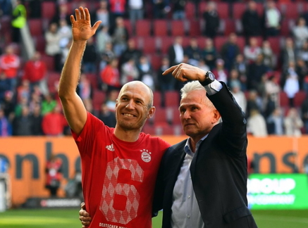 로벤선수와 하인케스가 어깨동무하고 관중들에게 인사하는 모습