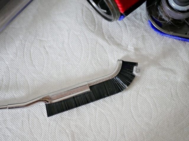 다이슨 청소기 먼지통 비우기 헤드 청소