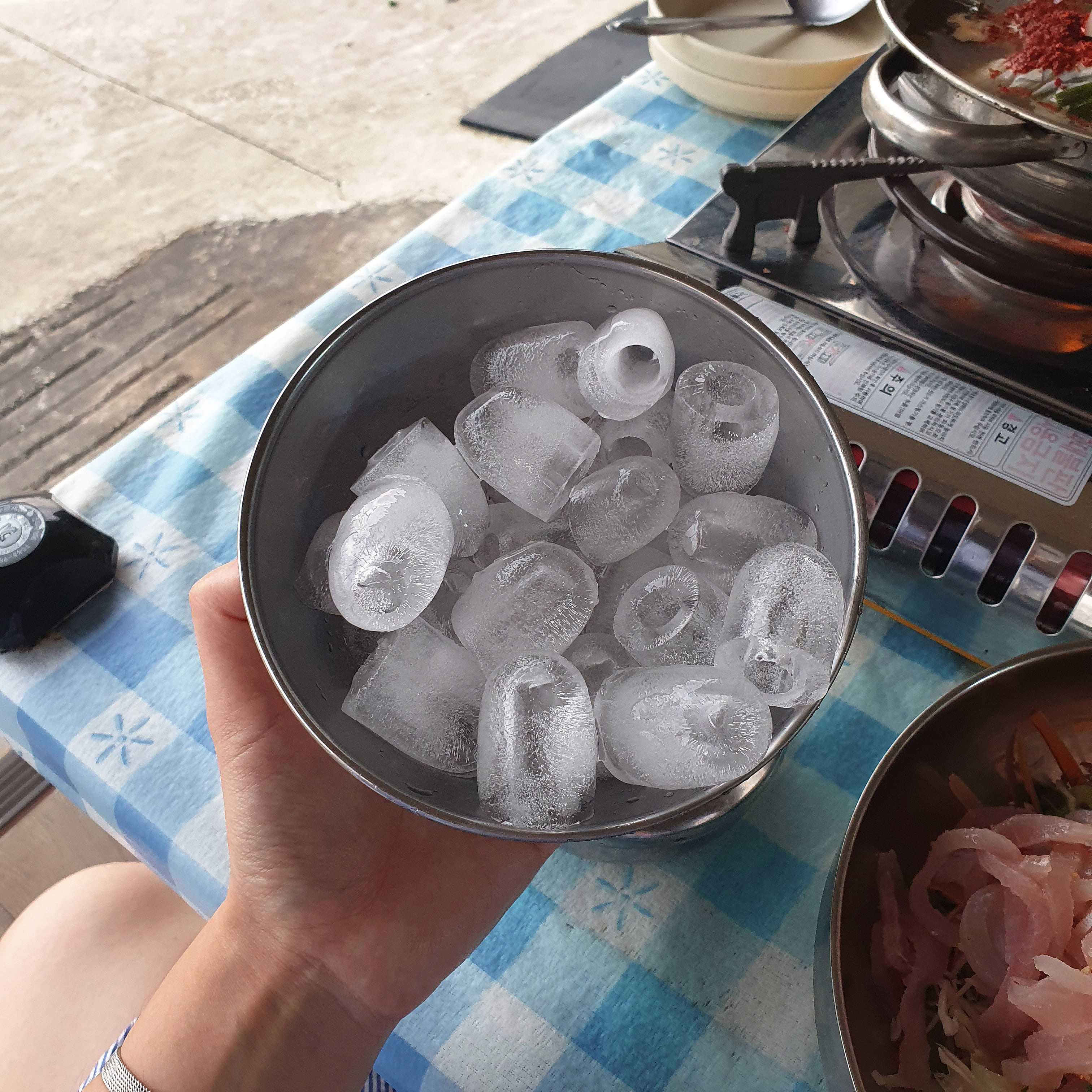 요청하면 주시는 얼음