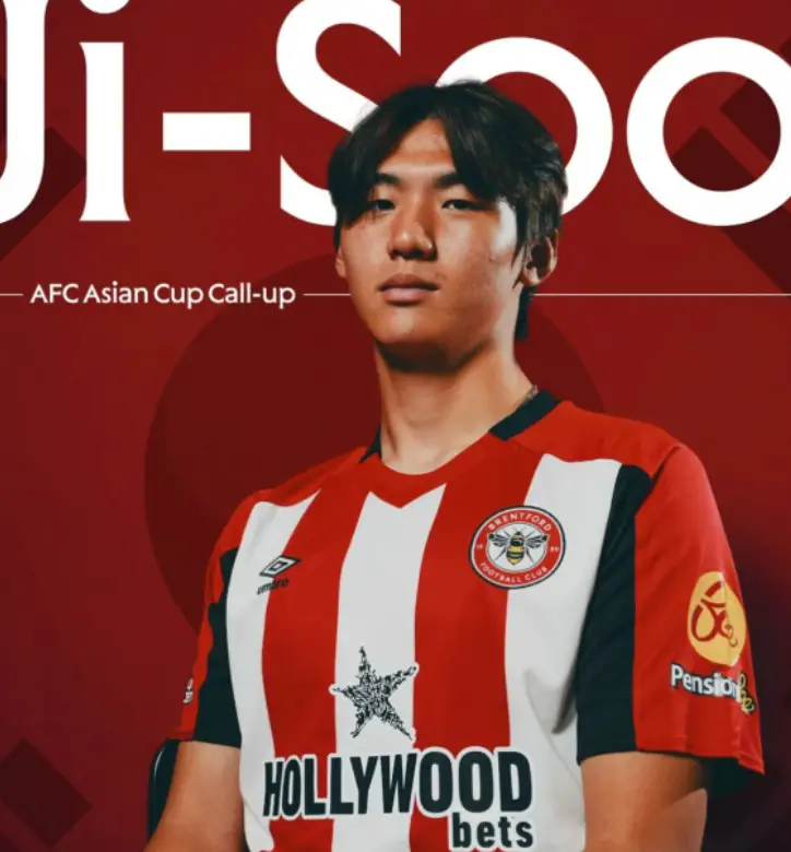 u23-붉은 배경 앞 붉은 줄무늬 유니폼을 입은 김지수