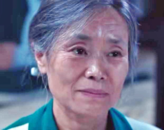 오징어게임-시즌2-참가자-장금자-참가자들-이해해주는-장면