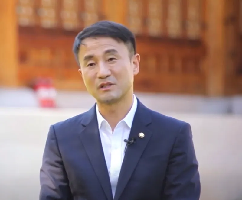 국회의원 인터뷰 장면20.webp