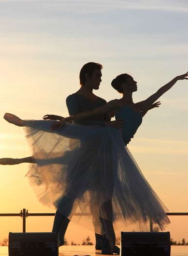 남녀가 함께 발레바하는 사진