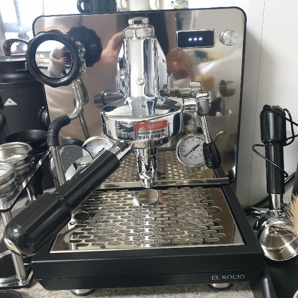 가정용 에스프레소 머신 마누스 S: 상업용에 필적한 성능을 가진 머신_전면