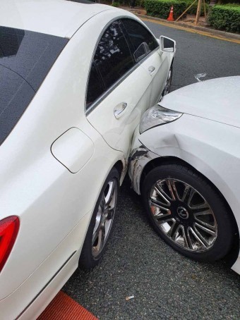 승용차끼리-충돌하여-조수석-뒷문을-들이받은-모습