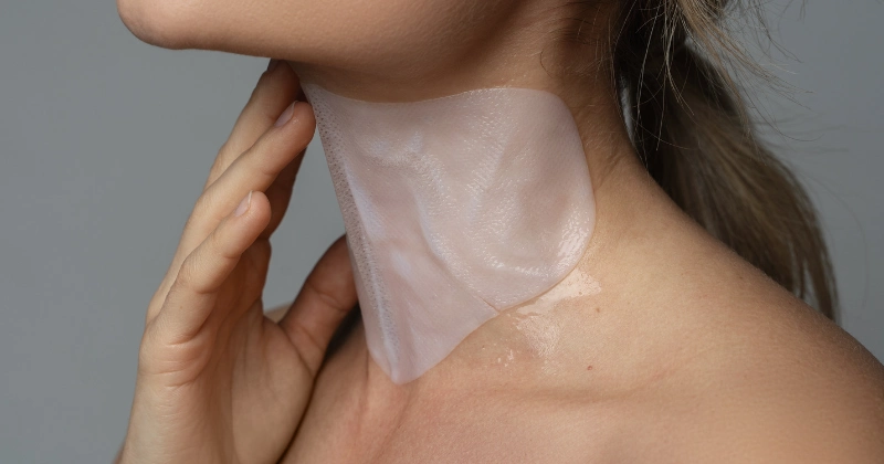 목 전용 마스크팩을 하고 있는 여자