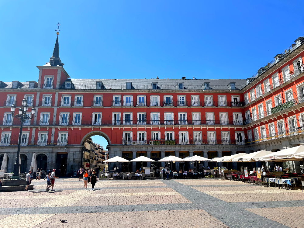 마요르 광장 발코니 창문