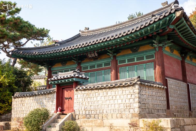 성균관의 도서를 보관하기 위한 전각인 존경각