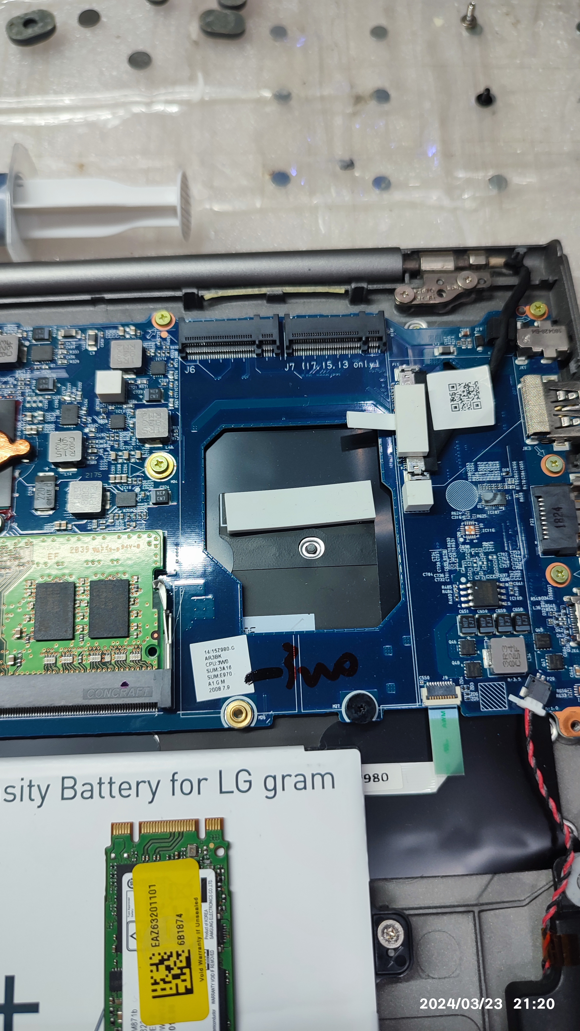 오른쪽 슬롯(J7)은 i3, i5, i7 CPU만 지원된다고 적혀있네요.