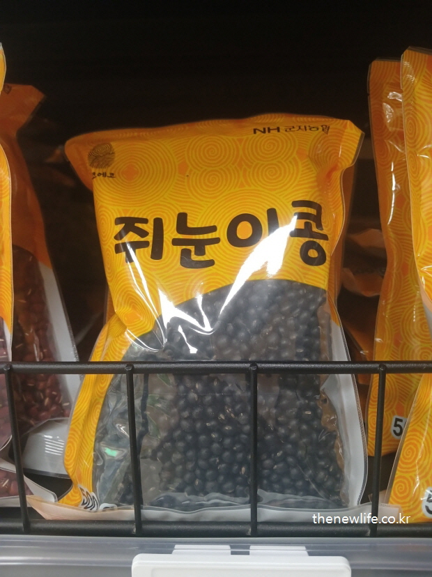 검은콩 효능을 설명하기 위한 마트 진열대에 진눈이콩 검은콩 포장 상품 사진