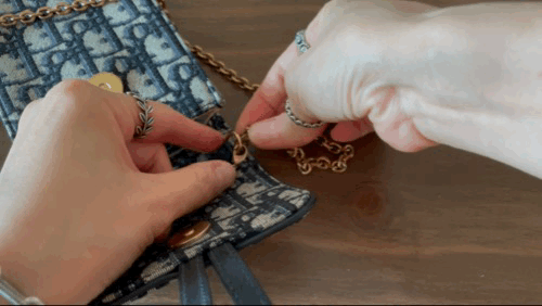 디올-버티컬-파우치-끈(체인)-끼우는-방법-영상