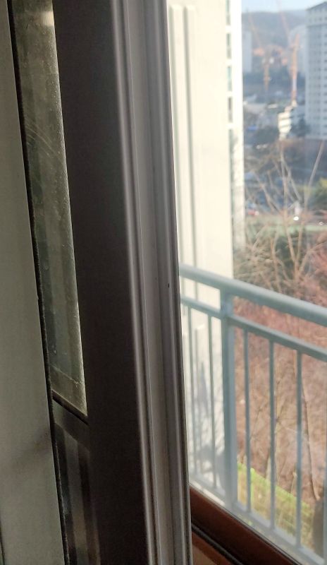 두창문이 붙어있는 부분 모헤어가 들어가는 자리