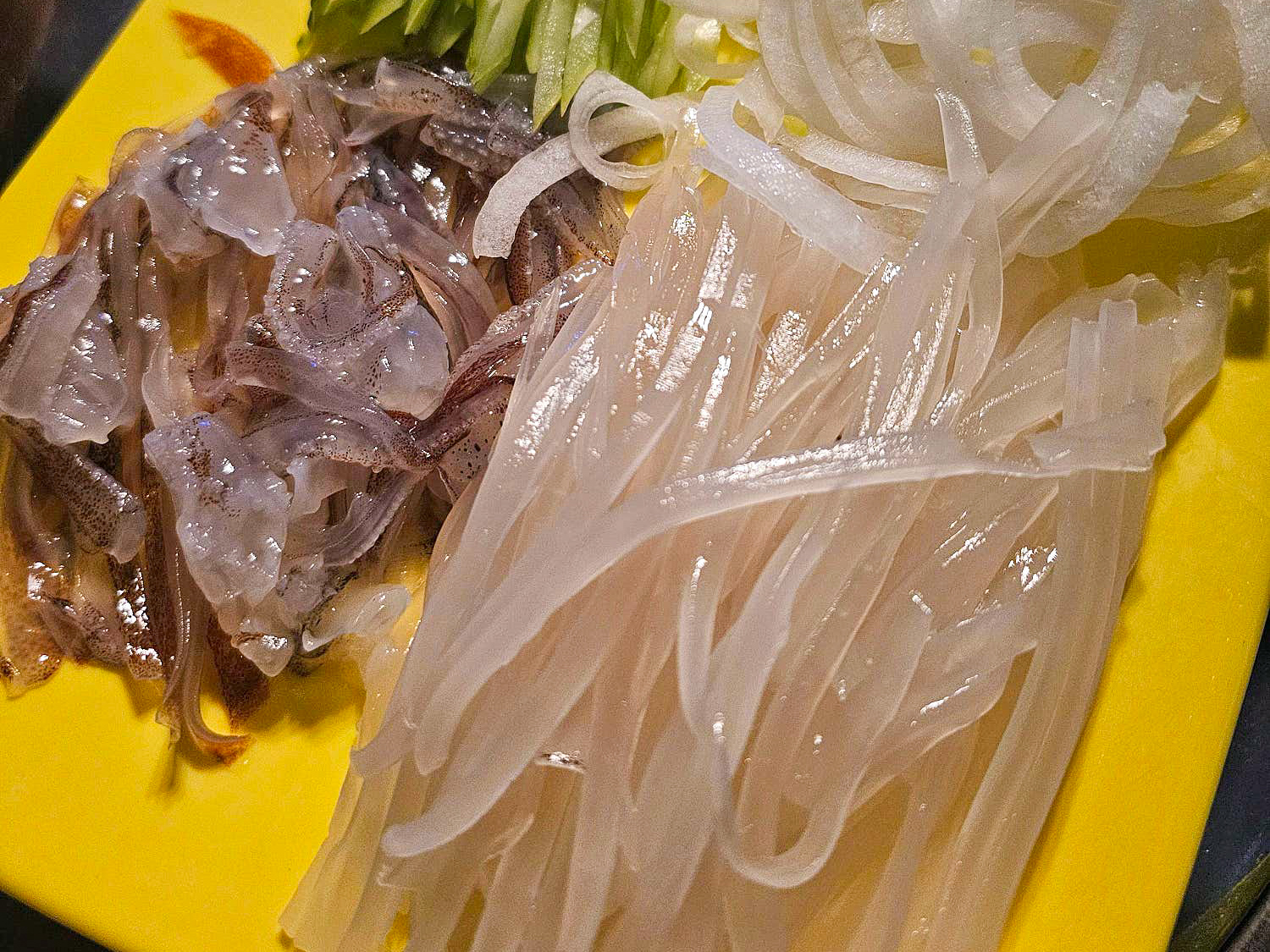 오징어를 회로 썰어 내는 사진
